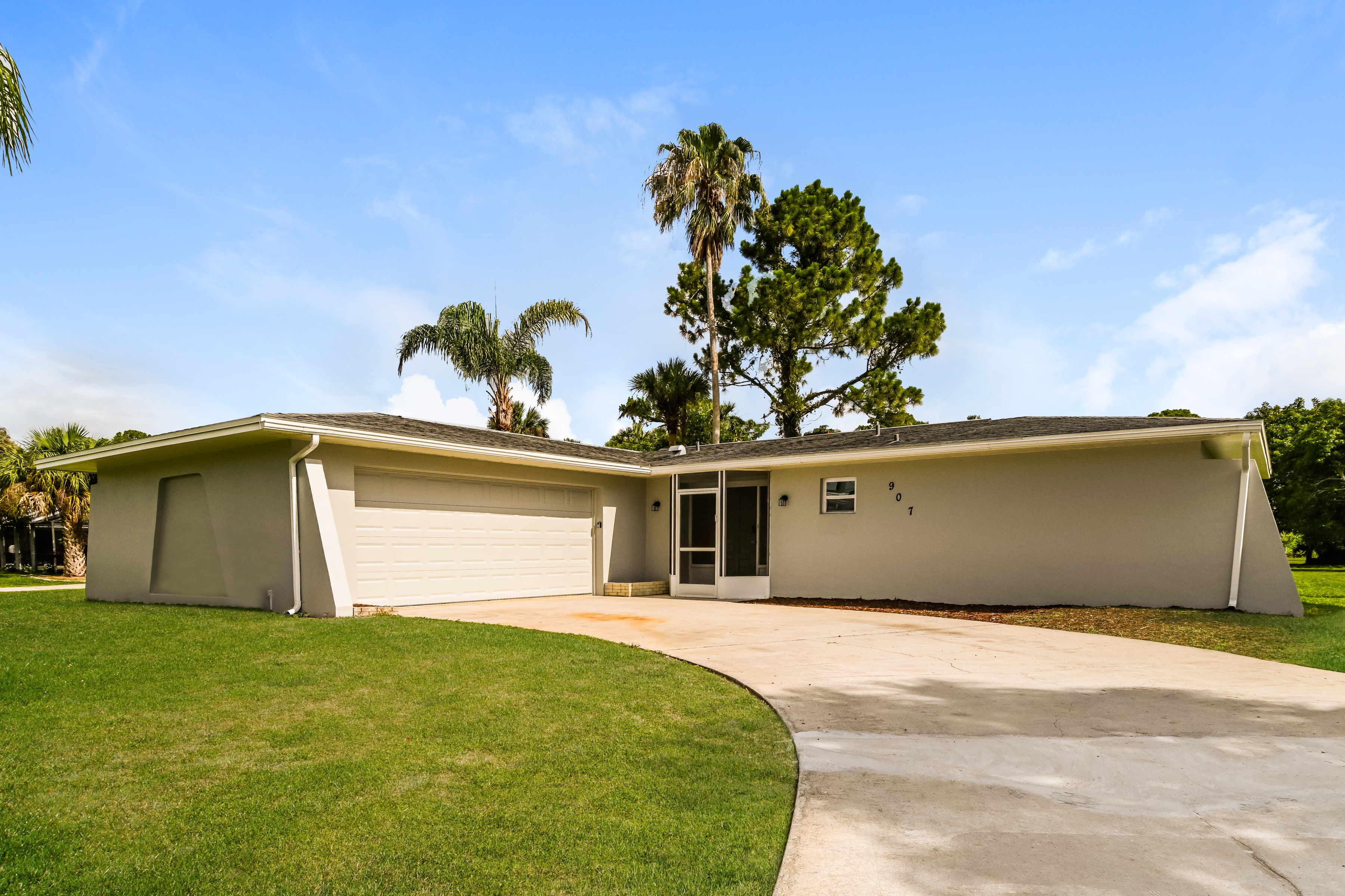 907 E 3RD ST LEHIGH ACRES, FL 33936